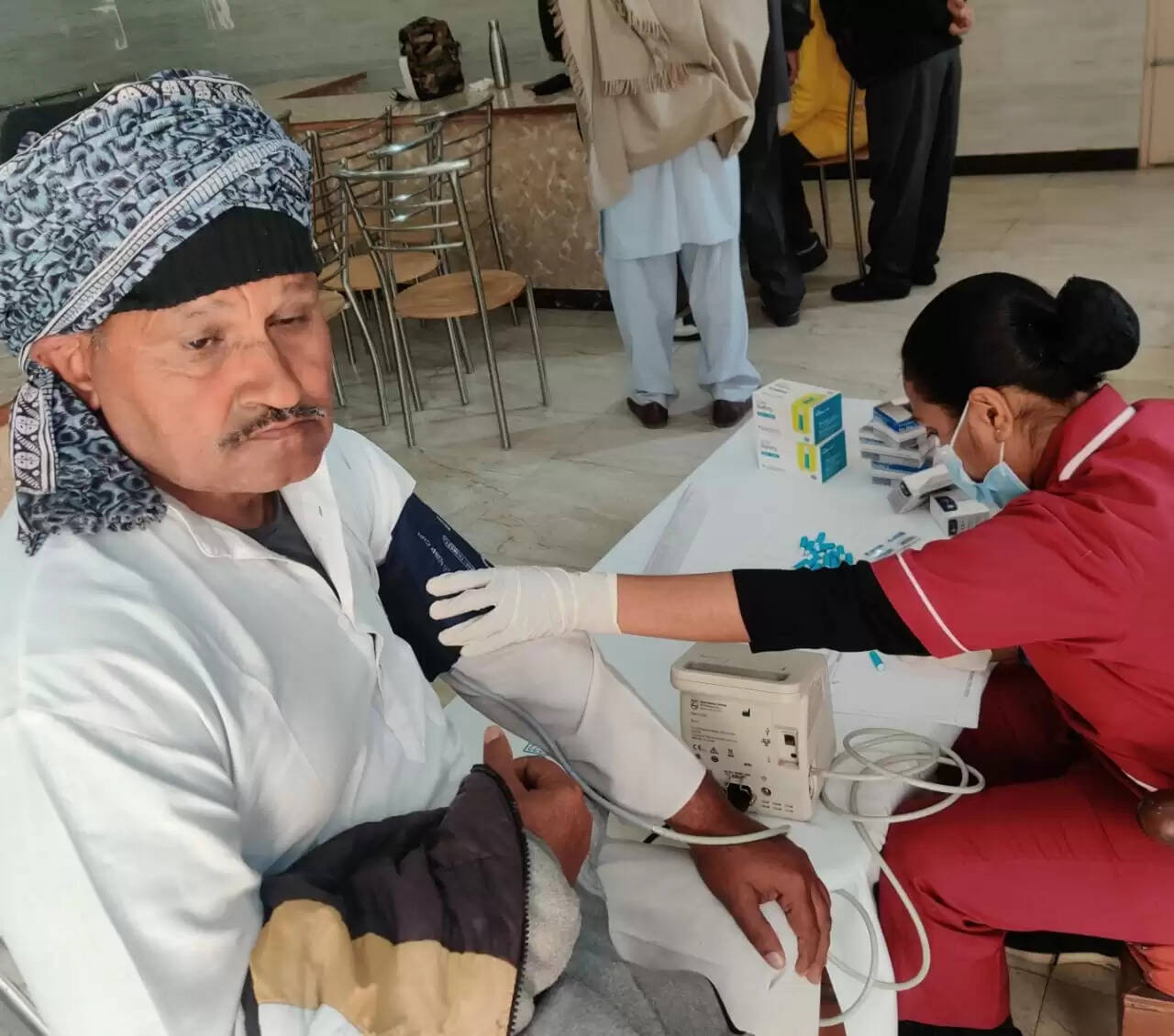 कड़ाके की ठंड व कोहरे के बावजूद बीपीएमएस के निःशुल्क शिविर में उमड़े मरीज