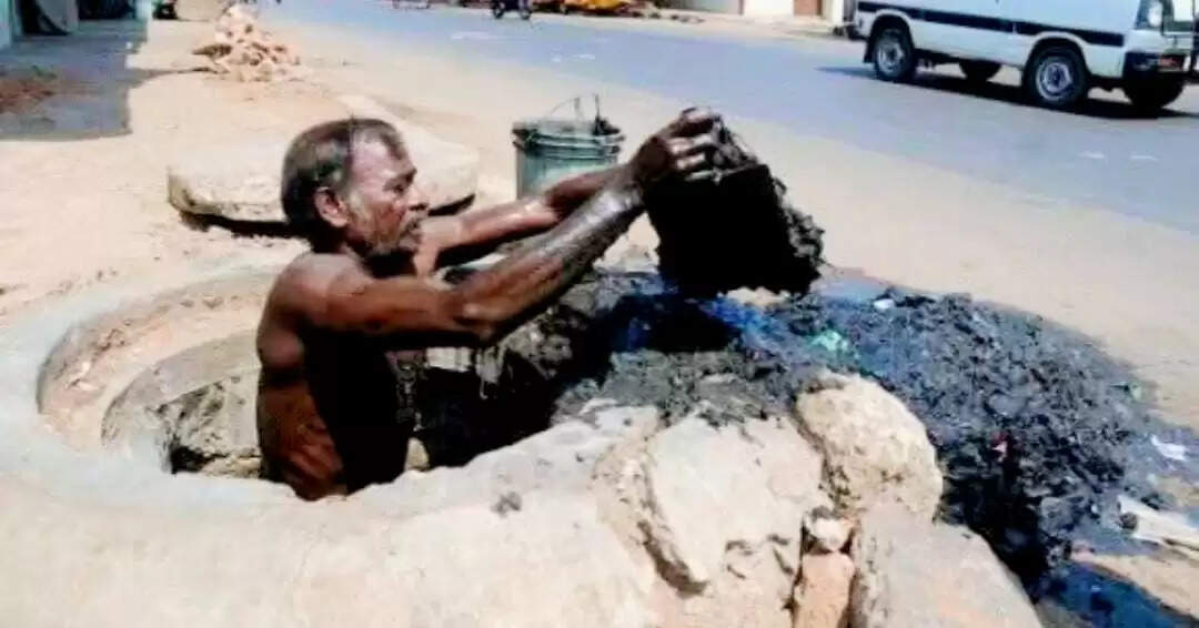  गटर में घुसते दलित आदमी को मैला साफ करते देखा हैं मैने 