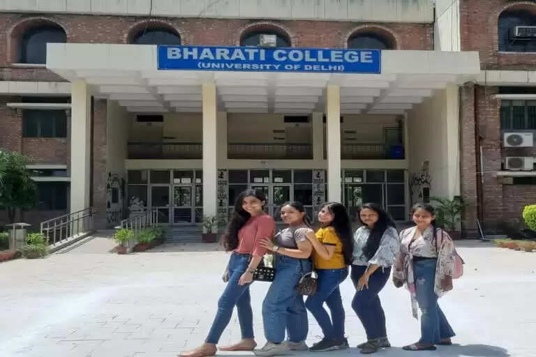 डीयू के 12 कॉलेजों में फंड की कमी, एलजी ने मुख्य सचिव से मांगी रिपोर्ट