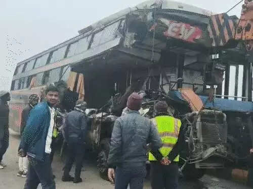 &nbsp;&nbsp;स्लीपर बस&ndash;ट्रेलर टक्कर में मां-बेटे समेत चार की मौत, पांच घायल