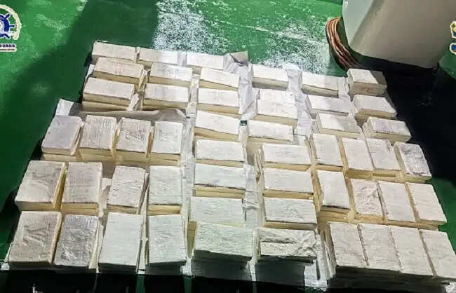 &nbsp;&nbsp;भारतीय कोस्ट गार्ड और गुजरात एटीएस ने कच्छ में पकड़ी 100 किलो कोकीन
