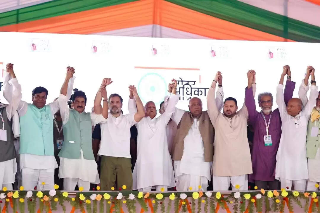 बिहार के रोहतास में राहुल गांधी ने कहा-यह संविधान बचाने की है लड़ाई है
