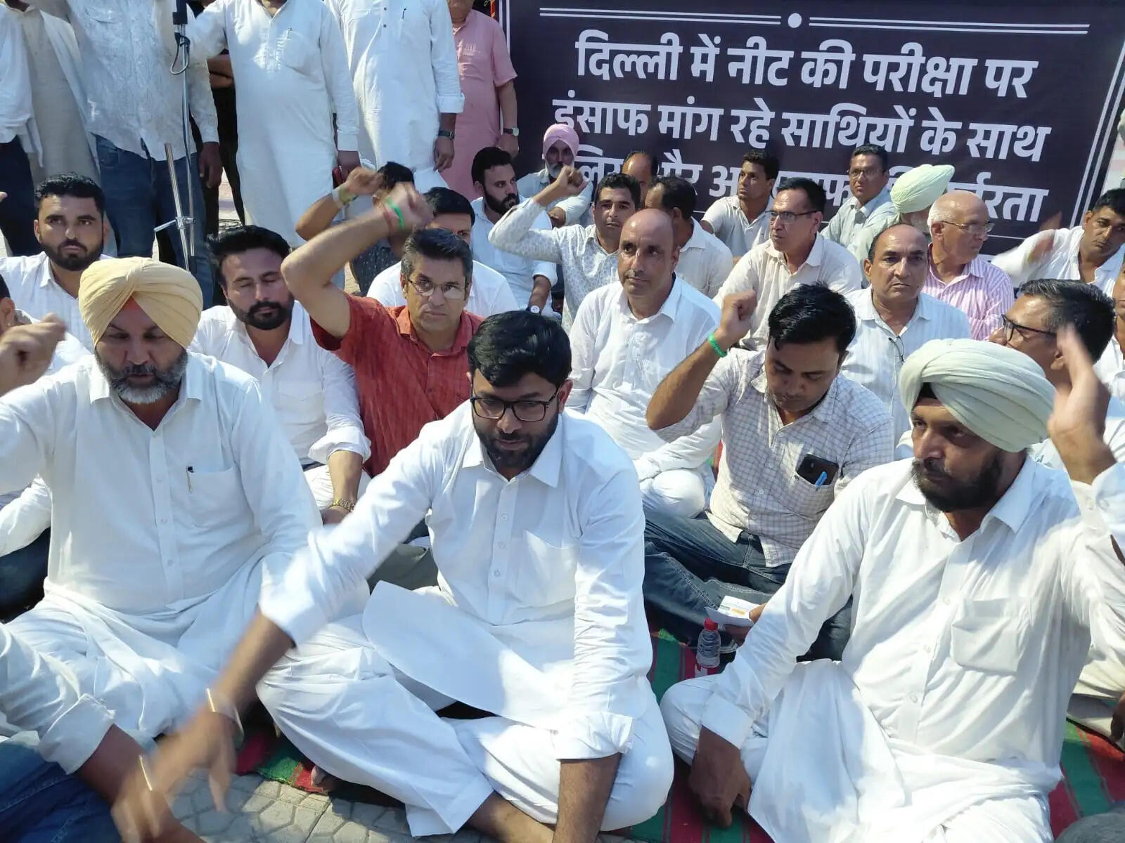 &nbsp;दिल्ली में छात्रों पर हुए लाठीचार्ज के खिलाफ अनिश्चितकालीन धरने पर बैठे दिग्विजय चौटाला