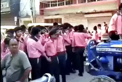 &nbsp;&nbsp;बल्लभगढ़ में स्कूल गेट बंद होने पर बच्चों का हंगामा, सड़क जाम; पुलिस ने कराया प्रवेश
