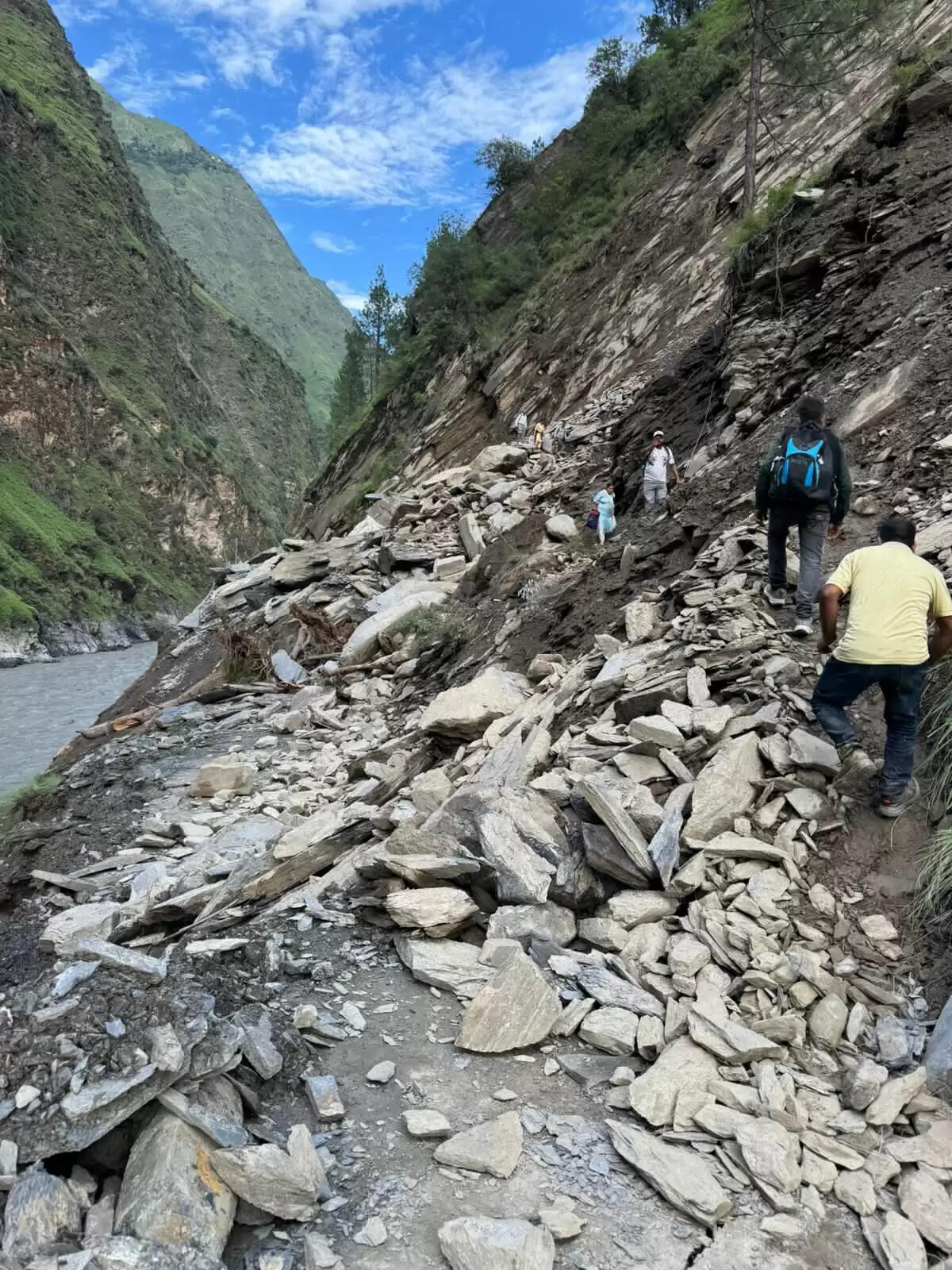 &nbsp;&nbsp;मणिमहेश यात्रा में अब तक 11 श्रद्धालुओं की मौत, 10 हजार फंसे