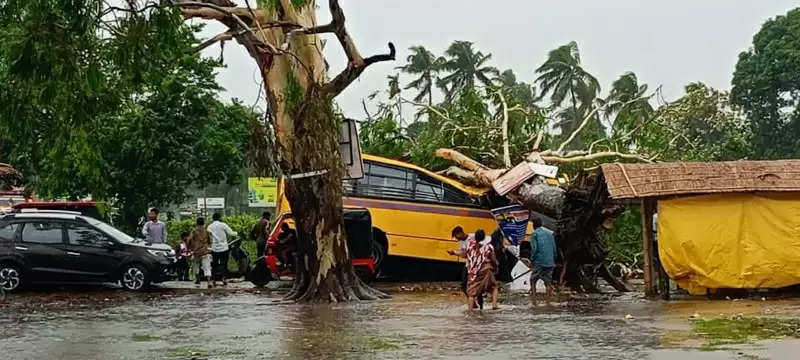   चक्रवाती तूफान रेमल पश्चिम बंगाल में छोड़ गया तबाही के निशान, छह की मौत, 29 हजार घर क्षतिग्रस्त