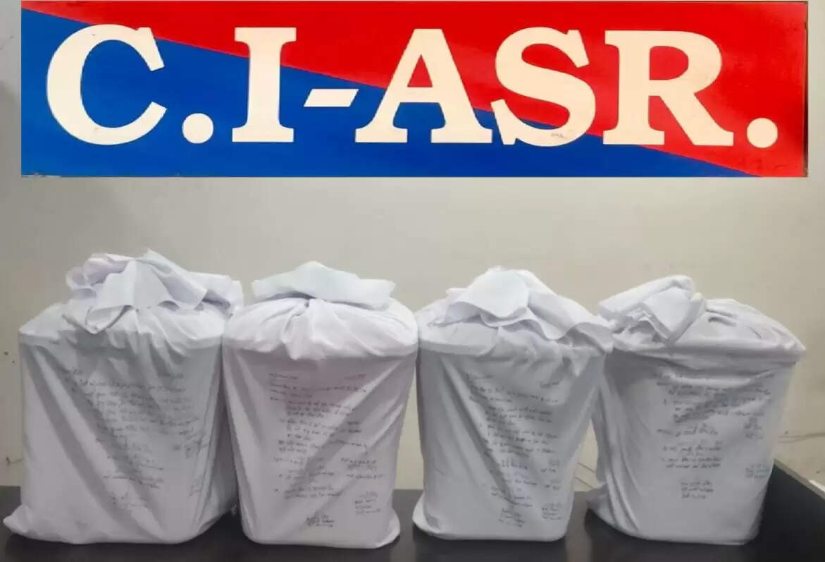 &nbsp;&nbsp;अमृतसर से 40 किलो हेरोइन बरामद, चार&nbsp;तस्कर&nbsp;पकड़े गए​​​​​​​