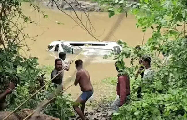 &nbsp;&nbsp;मप्र के आगर मालवा जिले में ओडिशा के श्रद्धालुओं की कार नाले में बही, 8 की मौत