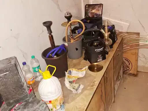 &nbsp;फरीदाबाद में अवैध हुक्का बार और बिना लाइसेंस शराब अहाता का खुलासा, मालिक-मैनेजर गिरफ्तार