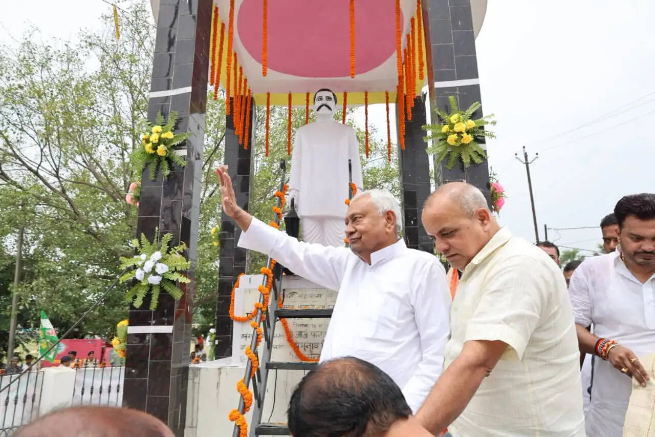 पूर्व मुख्यमंत्री नीतीश कुमार ने जलालपुर पहुंच महेंद्र मिश्र की प्रतिमा पर किया माल्यार्पण