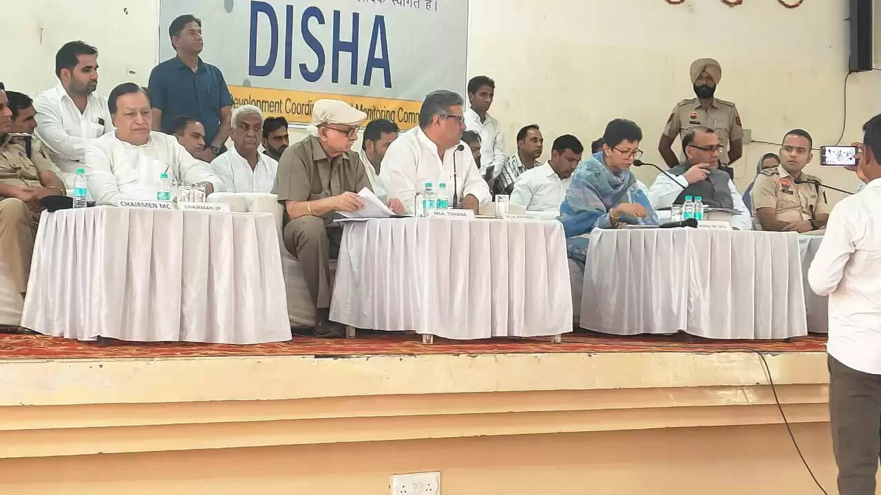 सरकार ने आंख और कान रखे हुए है बंद,   जनता अपने हकों के  लिए चीख रही है 