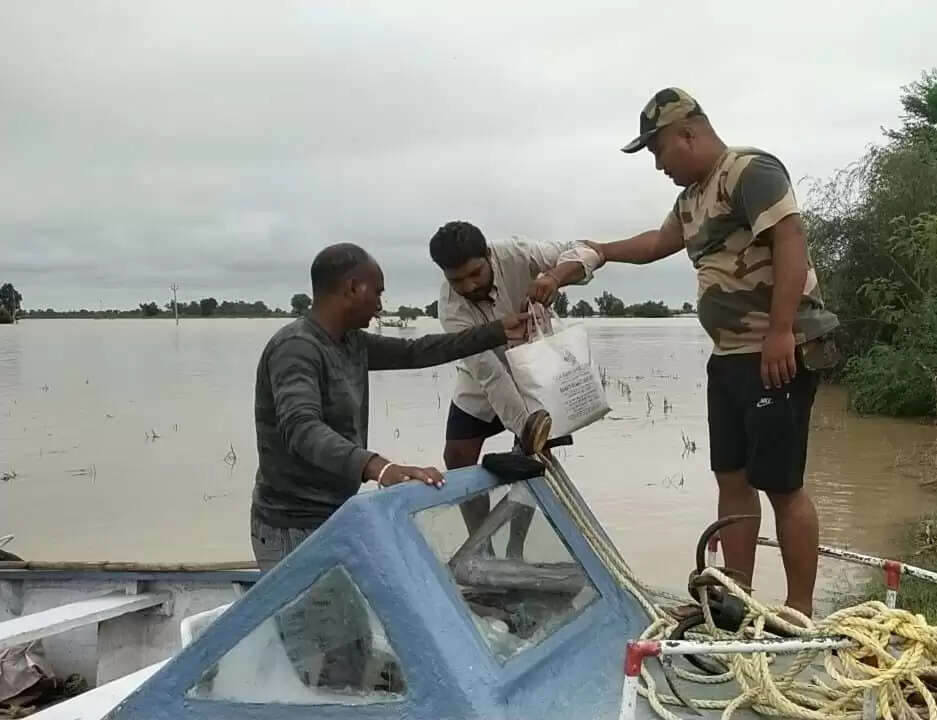 बीएसएफ जवानों ने बाढ़ में फंसे 100 ग्रामीणों को सुरक्षित स्थानों पर पहुंचाया