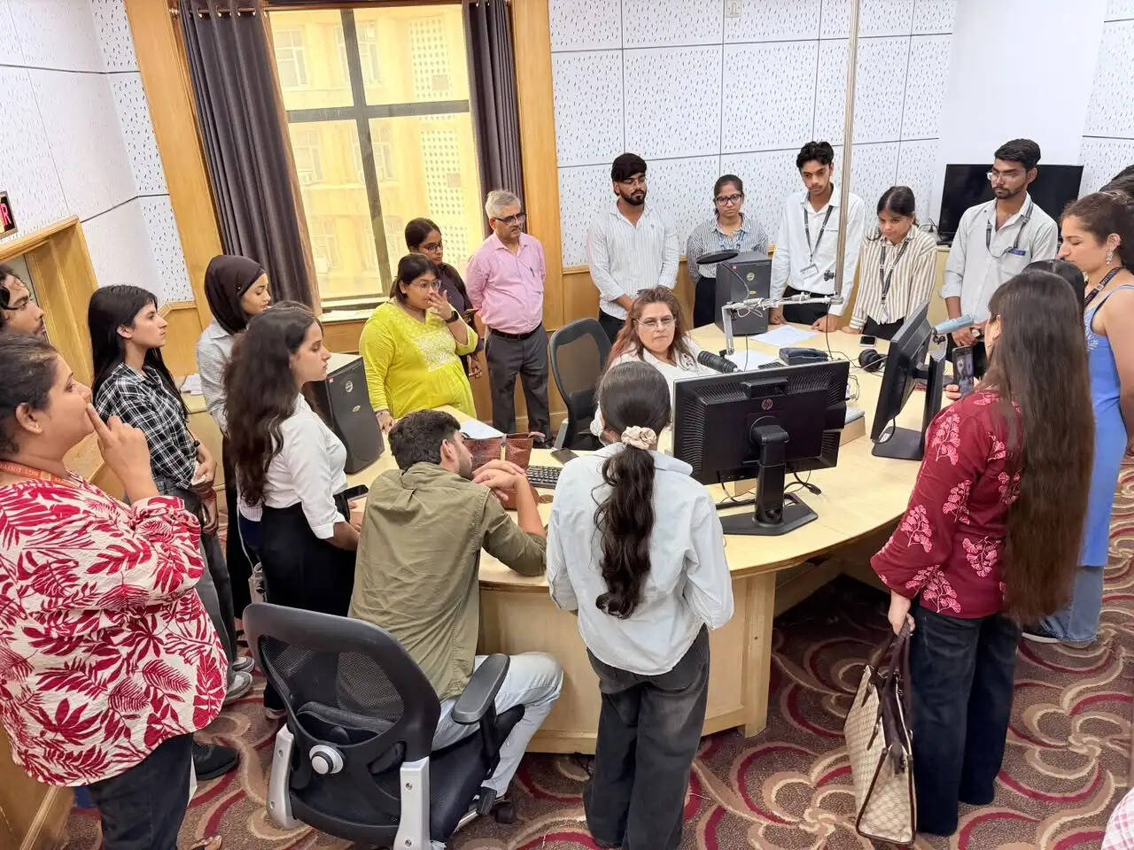 न्यूजरूम, डबिंग स्टूडियो, एफएम गोल्ड, एफएम रेनबो का भी अवलोकन किया