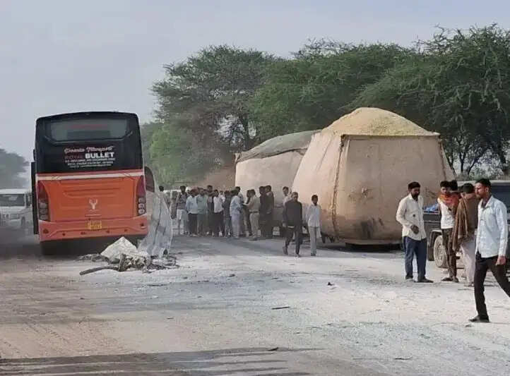 &nbsp;&nbsp;राजस्थान में मेगा हाईवे पर निजी बस&ndash;ट्रोला की आमने-सामने टक्कर, पांच यात्रियों की मौत