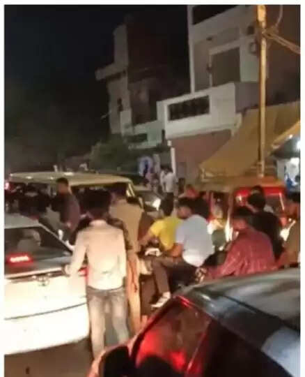   आगरा में सड़क हादसे में पांच लोगों की माैत, दाे घायल