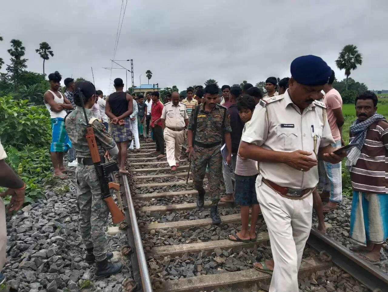 &nbsp;ट्रेन से कट कर 4 की मौत, एक गंभीर रूप से घायल