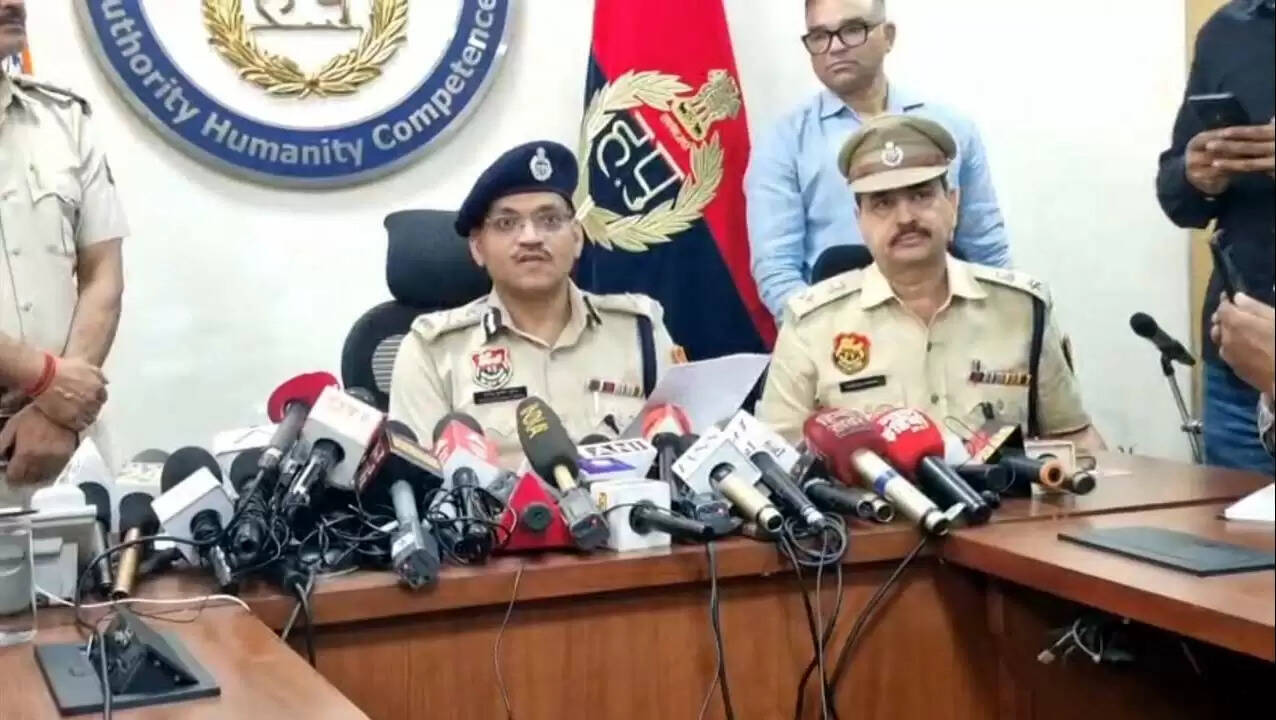 &nbsp;&nbsp;फरीदाबाद से एक आतंकवादी गिरफ्तार: 360 किलो अमोनियम नाइट्रेट सहित हथियार बरामद