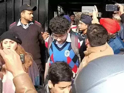 &nbsp;&nbsp;अमृतसर में 15 स्कूलों को बम से उड़ाने की धमकी, सभी स्कूलों में छुट्टी