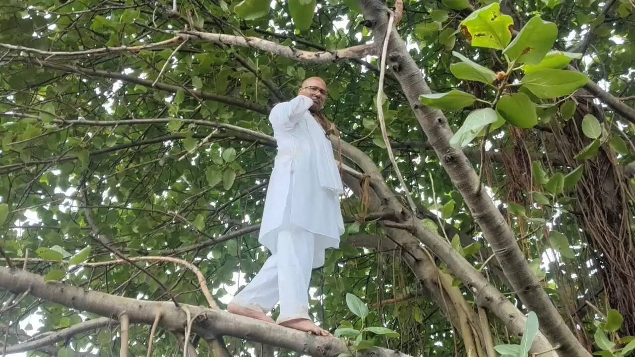 &nbsp;जयहिंद सेना प्रमुख नवीन और पुलिस में नोकझोंक, बुजुर्ग ने पेड़ पर चढ़कर किया विरोध