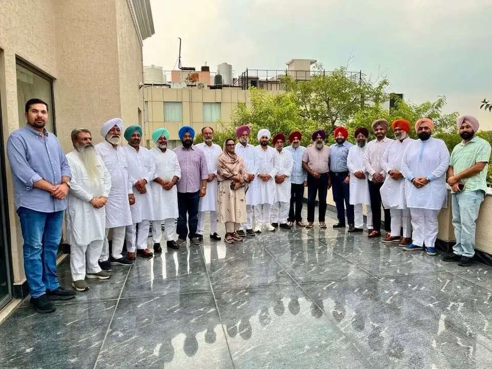 पंजाब कांग्रेस में घमासान तेज, पूर्व सीएम चन्नी ने बैठक में किया शक्ति प्रदर्शन