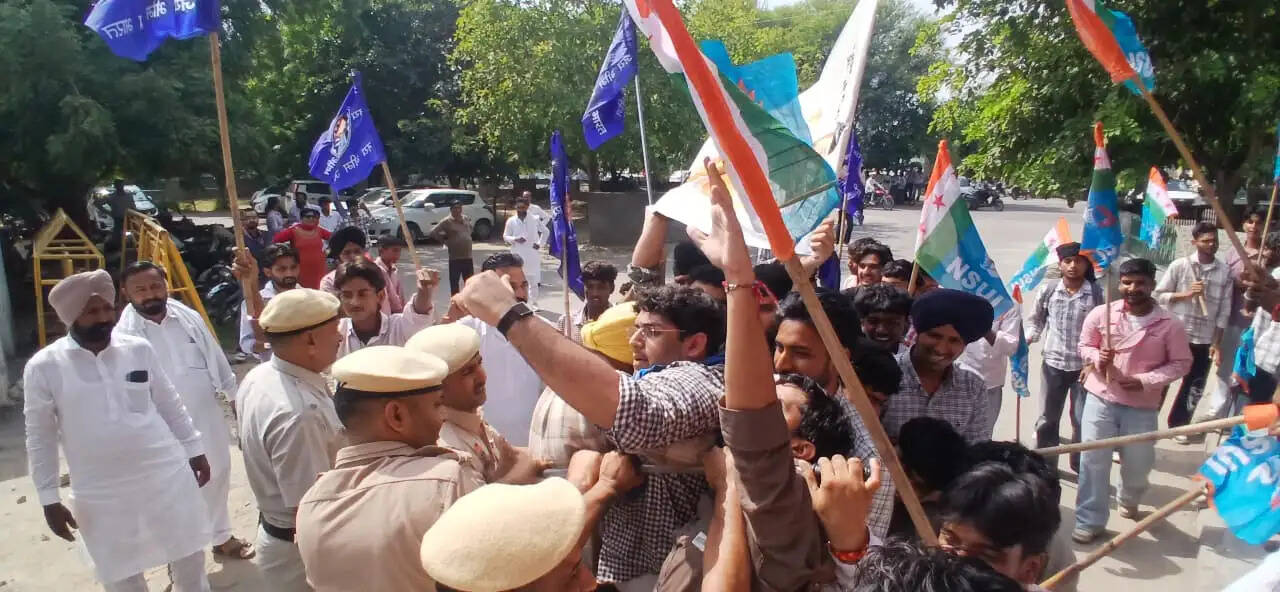 &nbsp;&lsquo;वोट चोरी&rsquo; के आरोपों को लेकर NSUI का सिरसा में जोरदार विरोध प्रदर्शन, ज्ञानेश कुमार का पुतला फूंका