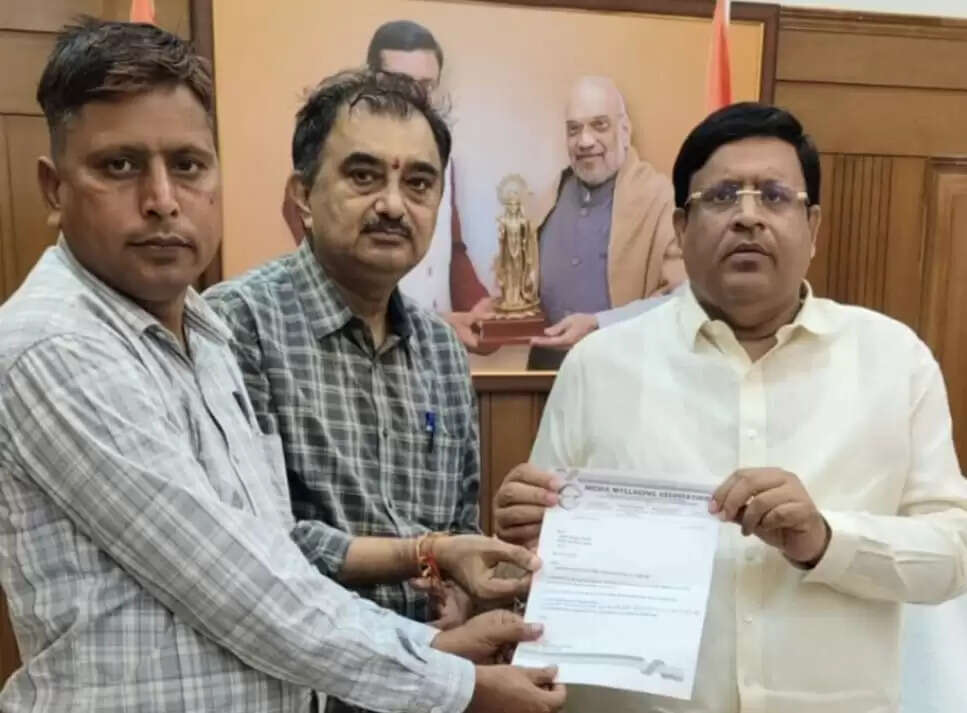 &nbsp;एम डब्लू बी ने केबिनेट मंत्री विपुल गोयल को ज्ञापन सौंपा&nbsp; सेवानिवृत्त मीडिया कर्मियों की पेंशन 30 हजार रुपए प्रतिमाह व टोल फ्री किया जाए: धरणी