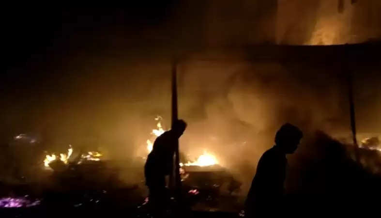 मुरैनाः फर्नीचर गोदाम में लगी भीषण आग, लाखों का सामान जला