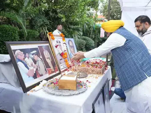 पंजाब सीएम मान वाई पूरन कुमार के परिवार से मिले:बोले- अधिकारी को इंसाफ नहीं मिलने से दुखी हूं, षडयंत्र लग रहा