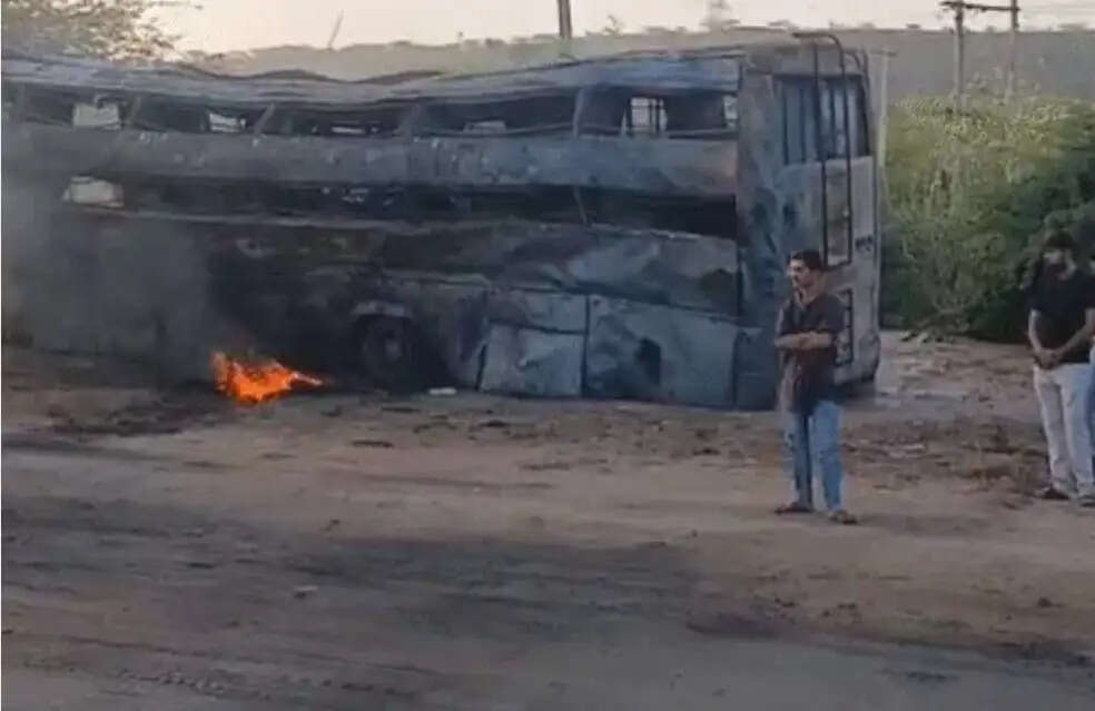 &nbsp;&nbsp;गुजरात के राजकोट में हाइवे पर आग का गोला बनी बस, चार यात्री जिंदा जले, 30-35 लोगों को बचाया गया