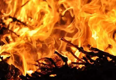  फरीदाबाद : पटाखे की चिंगारी से कबाड़ के गोदाम में आग