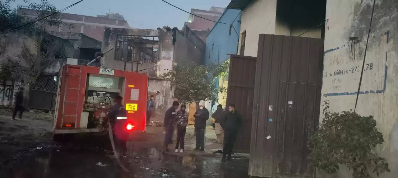&nbsp;&nbsp;बहादुरगढ़ की फुटवियर फैक्टरी में आग लगने से दो मजदूर जिंदा जले, एक घायल