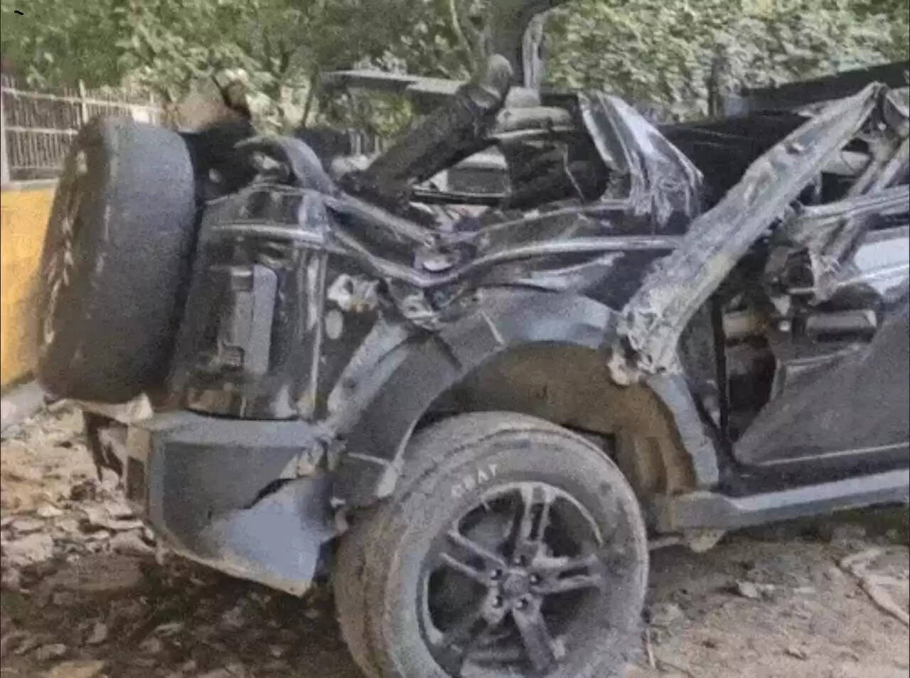 &nbsp;&nbsp;डिवाइडर से टकरा कर थार के परखच्चे उड़े, तीन युवती और दो युवकों सहित 5 की मौत