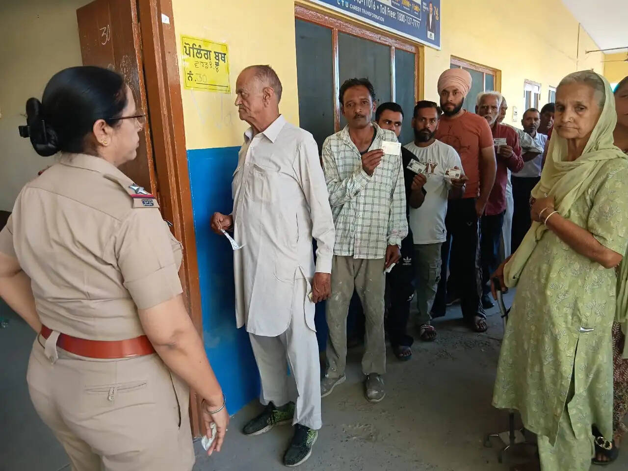&nbsp;&nbsp;पंजाब नगर निकाय चुनावों के लिए मतदान में दिखा जबरदस्त उत्साह, 7555 उम्मीदवार मैदान में
