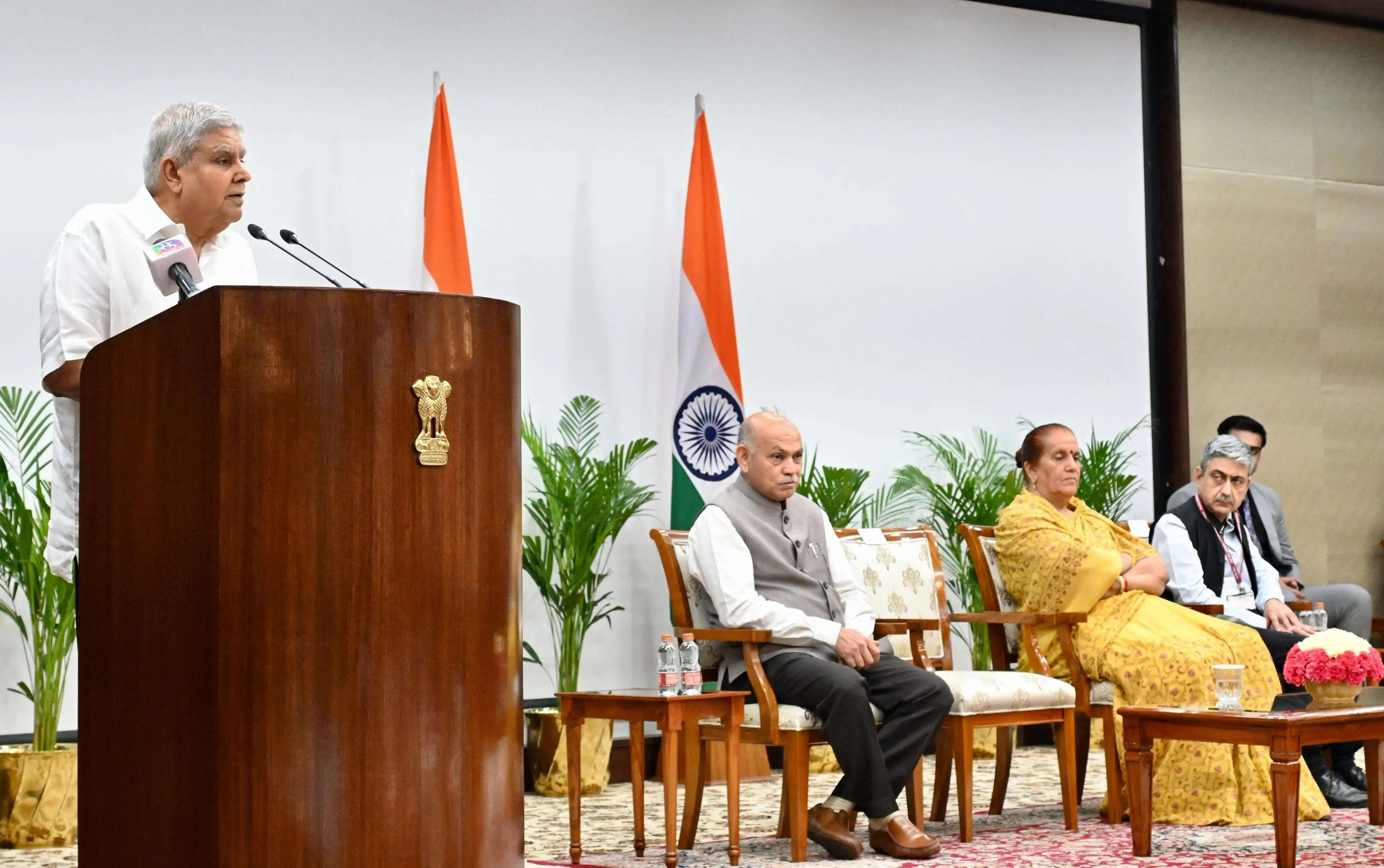 राष्ट्रपति को निर्देश देना असंवैधानिक, सुप्रीम कोर्ट के फैसले पर उपराष्ट्रपति ने उठाए सवाल