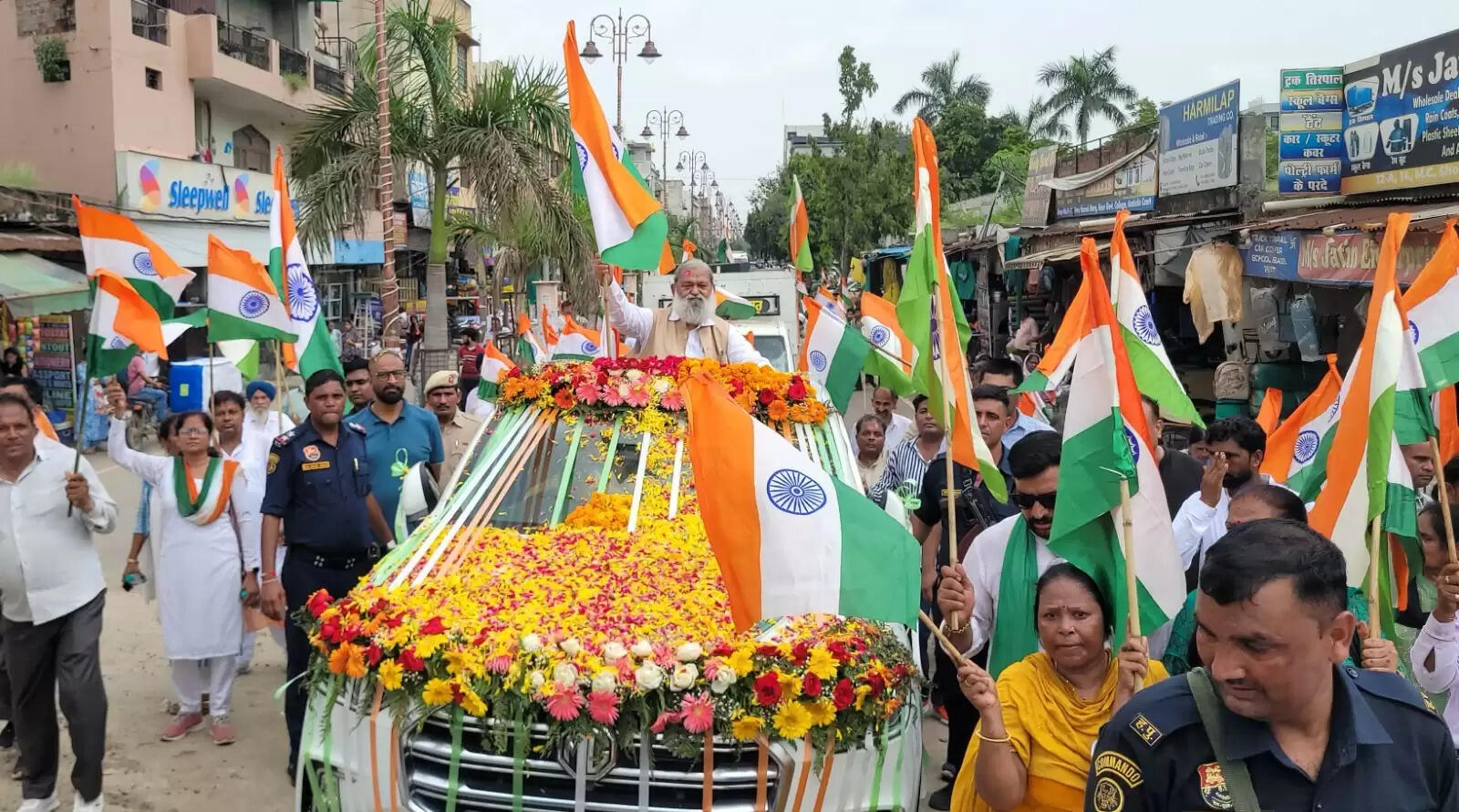 &nbsp;देशभक्ति की भावना लोगों में जब हुंकार लेने लगती है तो बड़े-बड़े देश के दुश्मन डरकर भाग जाते हैं - ऊर्जा, परिवहन एवं श्रम मंत्री अनिल विज