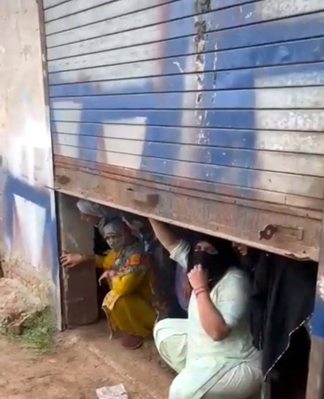 ग्रामीणों का पुलिस