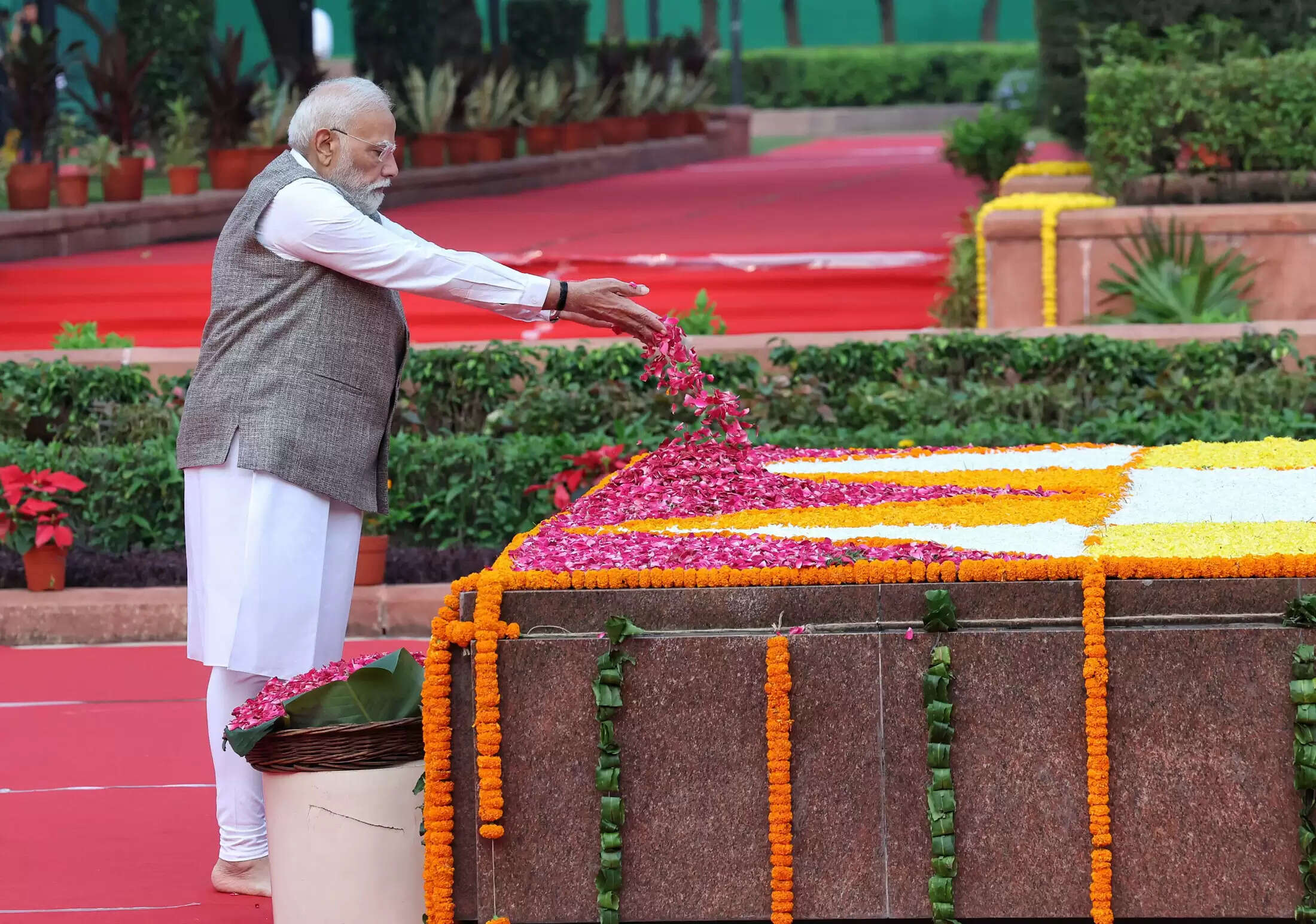 &nbsp;&nbsp;राष्ट्रपति, प्रधानमंत्री ने महात्मा गांधी और लाल बहादुर शास्त्री को जन्मदिन पर किया नमन, राजघाट एवं विजय घाट पर दी श्रद्धांजलि