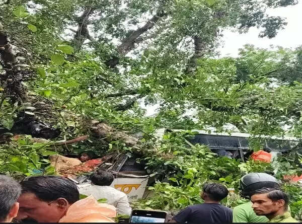 &nbsp;&nbsp;यूपी के बाराबंकी में चलती रोडवेज बस पर गिरा पेड़, पांच की माैत व चार गंभीर