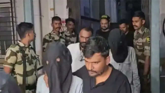 &nbsp;&nbsp;टाइगर श्रॉफ फायरिंग केस के तीन आरोपित राजस्थान से मुंबई लाए गए, 31 अक्टूबर तक पुलिस हिरासत