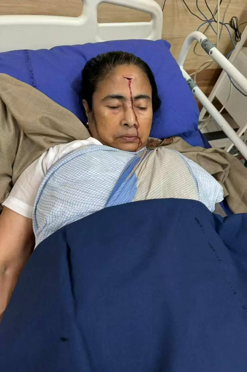   ममता बनर्जी को फिर लगी चोट, सिर से गिरते खून के साथ अस्पताल की तस्वीर आई सामने