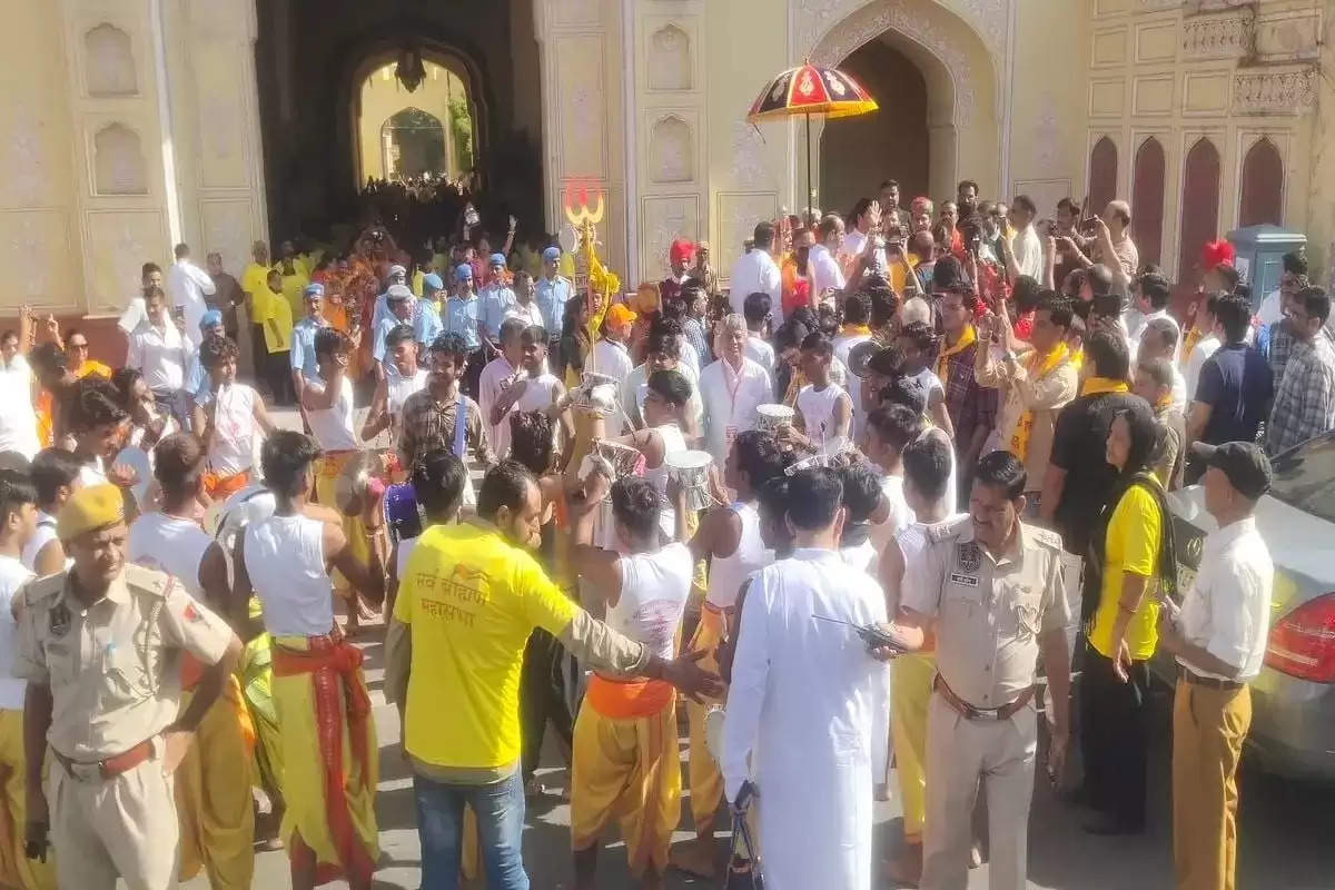  जयपुर में ब्राह्मण दिखा रहे ताकत : महासंगम से पहले गाजे-बाजे के साथ निकली कलश यात्रा