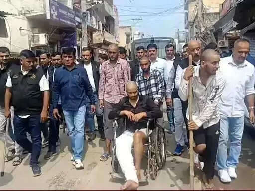 &nbsp;&nbsp;&nbsp;बदमाशों के सिर मुंडाकर बाजार में घुमाया​​​​​​​