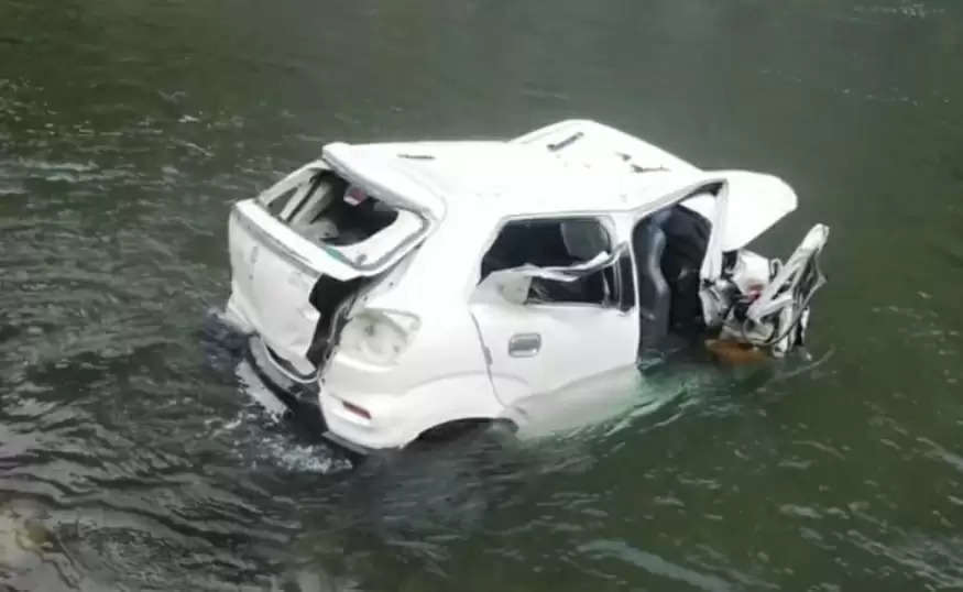 उत्तराखंड-हिमाचल बॉर्डर पर टोंस नदी में गिरी कार, 4 की मौत​​​​​​​ 