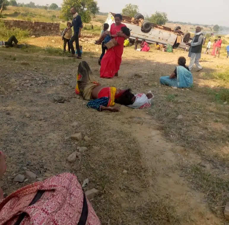  यूपी के मीरजापुर में यात्रियों से भरी बस पलटी, पिता-पुत्र समेत पांच की मौत