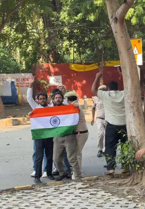 &nbsp;&nbsp;पुलिस को चकमा देकर सीजेपी कार्यकर्ता रांका-दास के नेतृत्व में जंतर-मंतर पहुंच गए