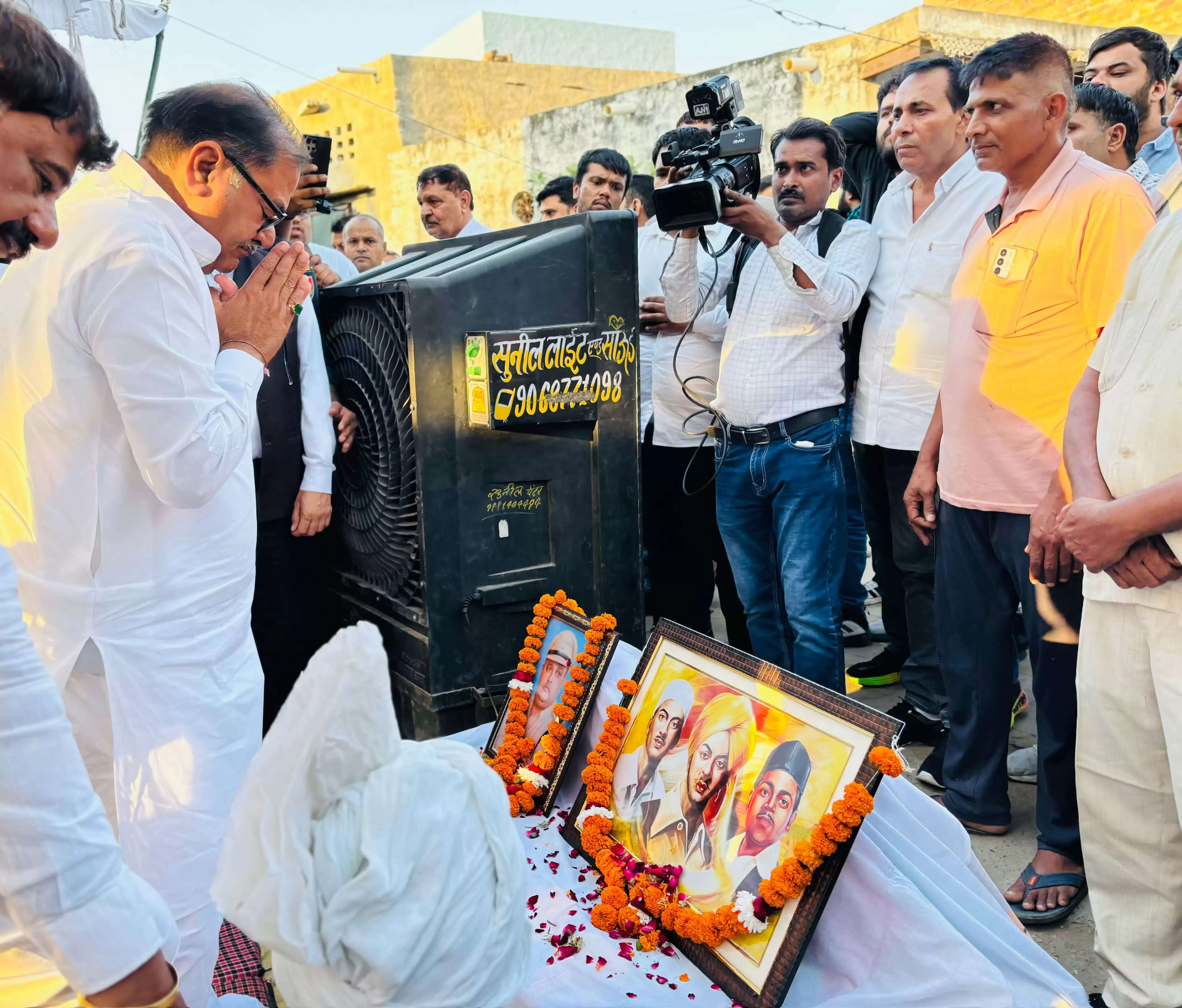 अभय सिंह चौटाला ने बुधवार को स्वर्गीय एएसआई संदीप लाठर के गांव लाढ़ोत में उनके निवास पर जाकर श्रद्धांजलि अर्पित की