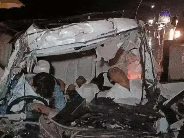 मप्र के मैहर में चलते ट्रक में पीछे से घुसी तेज रफ्तार एक्सयूवी कार, पांच युवकों की मौत