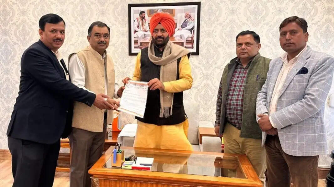 &nbsp;पत्रकारों के लिए सपरिवार निशुल्क कैश लेस इंश्योरेंस पॉलिसी लांचिंग के लिए एम डब्ल्यू बी ने हरियाणा सी एम से मांगा समय