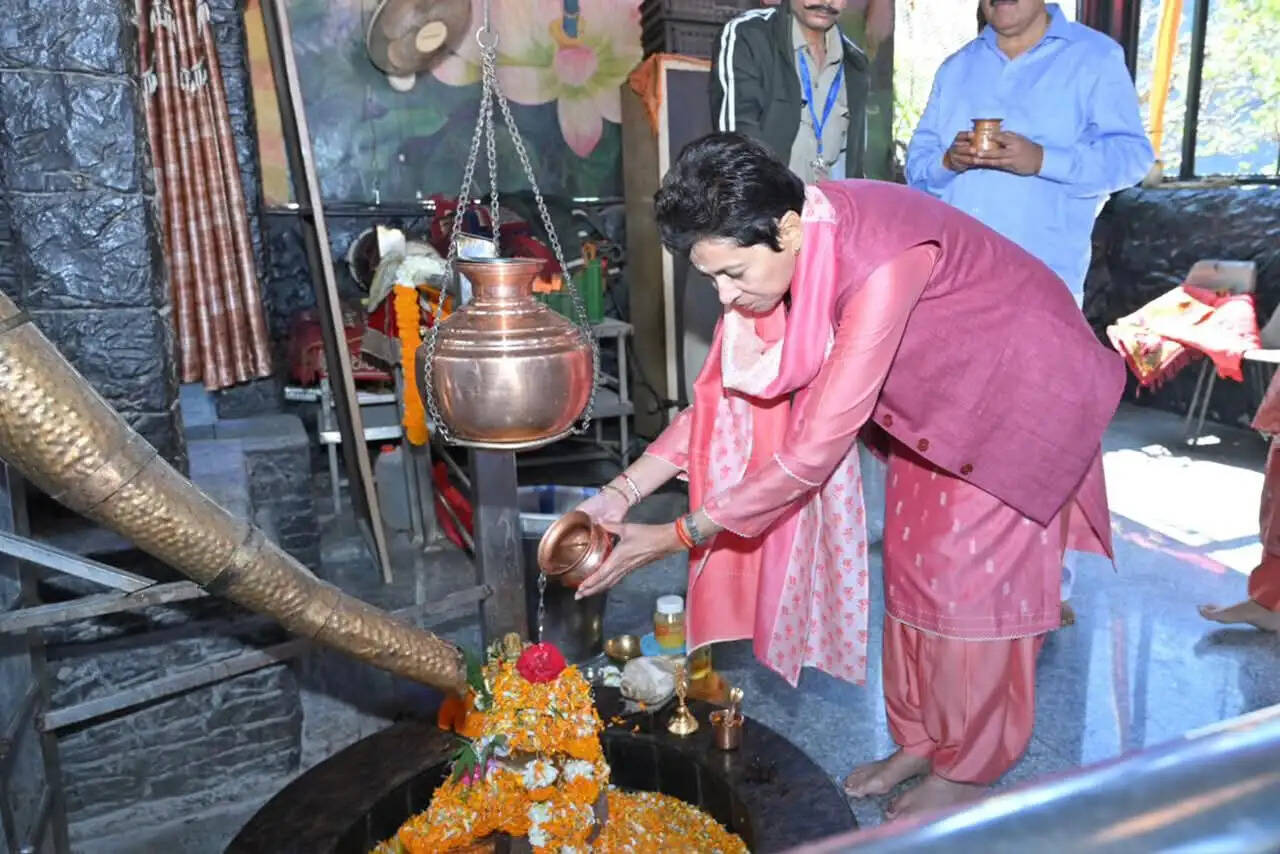 सिद्धबली धाम में कुमारी शैलजा ने की पूजा, देश की सुख-समृद्धि की कामना