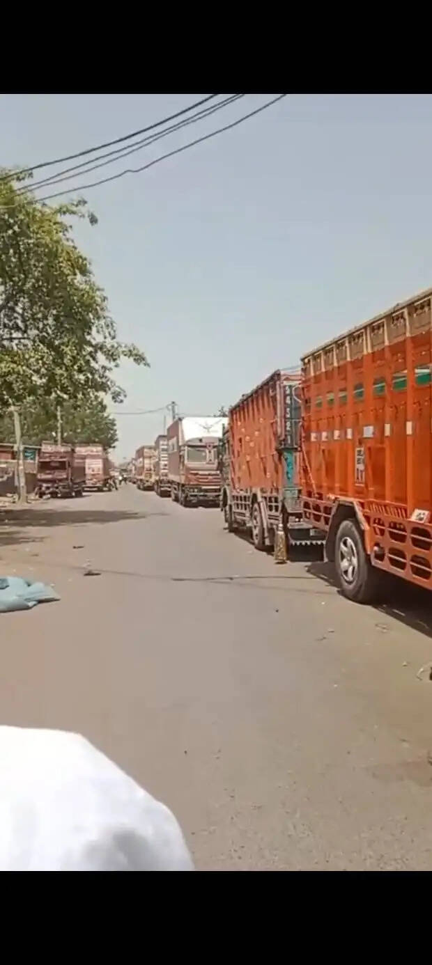 ट्रकों की आवाजाही लगभग ठप